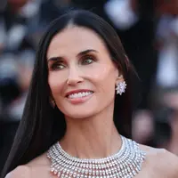 Aktris sekaligus member of the jury Cannes, Demi Moore, menjadi salah satu sorotan utama malam itu. Ia tampil glamor mengenakan kalung Haute Joaillerie dari emas putih etis 18 karat dengan heart-shaped diamond total lebih dari 226 karat. Penampilannya semakin dramatis dengan anting pear-shaped diamond dan beberapa cincin berlian besar yang menghiasi kedua tangannya.