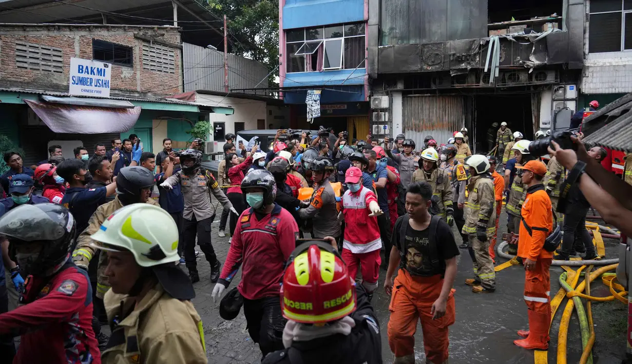 Kapolres Metro Jakarta Pusat, Kombes Pol Susatyo Purnomo Chondro mengatakan korban yang sudah berhasil dievakuasi sebanyak 20 orang, terdiri dari 5 orang laki-laki dan 15 perempuan. Tampak dalam foto, personel dari Dinas Penanggulangan Kebakaran dan Penyelamatan mengevakuasi jenazah korban kebakaran di Jakarta, Selasa 9 Desember 2025. (AP Photo/Dita Alangkara)