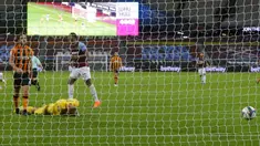 Pemain West Ham United Sebastien Haller (tengah) mencetak gol ke gawang Hull City pada pertandingan Piala Liga Inggris di London Stadium, London, Inggris, Selasa (22/9/2020). West Ham United mengalahkan Hull City 5-1. (AP Photo/Alastair Grant, Pool)