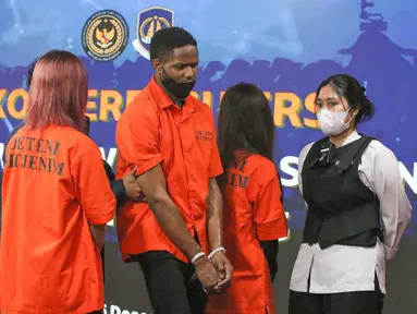 Beberapa Warga Negara Asing (WNA) yang terjaring Operasi Wira Waspada 2025 diperlihatkan saat rilis di Gedung Direktorat Jenderal Imigrasi, Jakarta Selatan, Selasa (16/12/2025). Direktorat Jenderal Imigrasi mengamankan sebanyak 220 Warga Negara Asing (WNA) dalam Operasi Wirawaspada 2025. (merdeka.com/Arie Basuki)