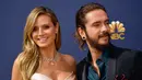 Model senior Heidi Klum dan pacarnya, Tom Kaulitz saat menghadiri ajang Emmy Awards 2018 di Los Angeles, AS, Senin (17/9). Bagi Heidi, dirinya tak mau memusingkan tanggapan orang lain terkait perbedaan usianya dengan sang kekasih. (VALERIE MACON/AFP)