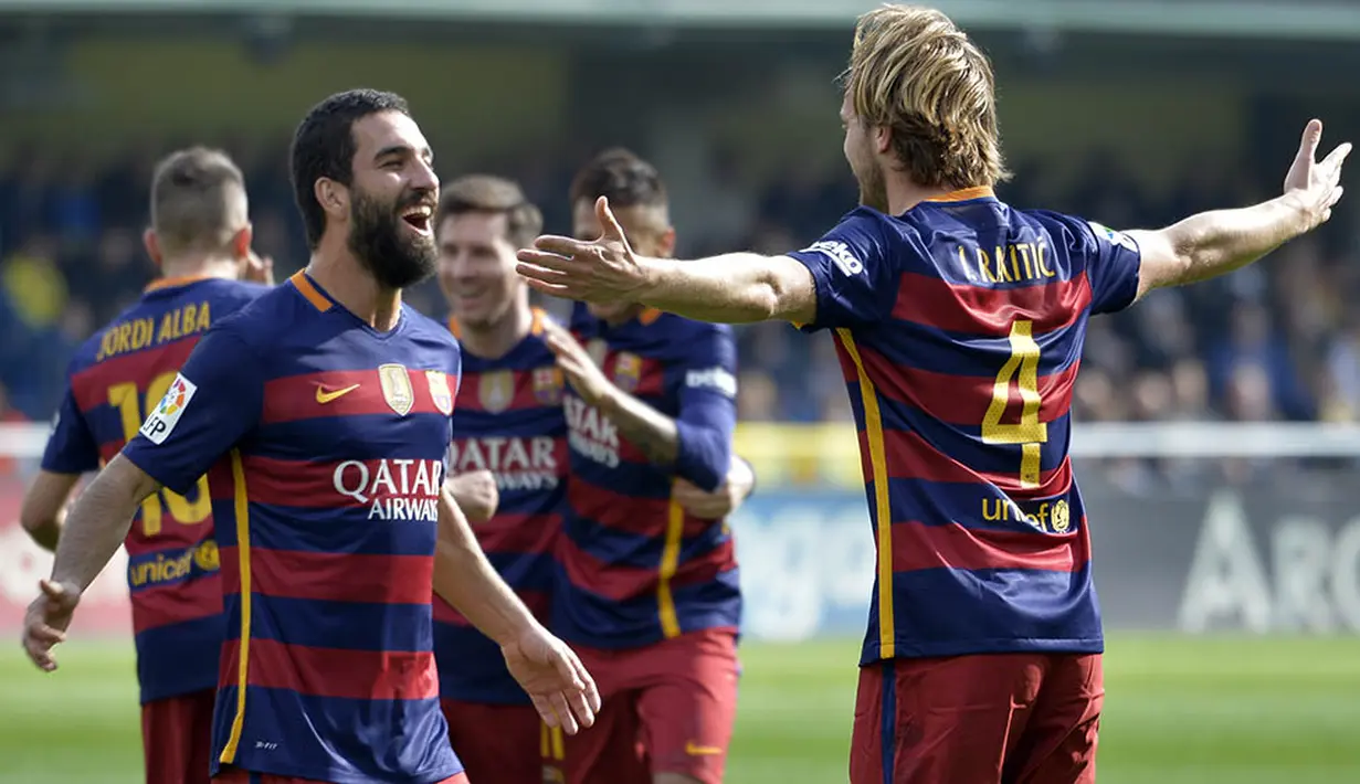 Gelandang Barcelona, Ivan Rakitic, merayakan gol yang dicetaknya ke gawang Villarreal pada laga La Liga Spanyol di Stadion El Madrigal, Vila-real, Minggu (20/3/2016). Barca sempat unggul 2-0 sebelum akhirnya disamakan Villarreal. (AFP/Jose Jordan)