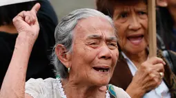 Wanita lansia yang menjadi korban budak seks Perang Dunia II ini menolak kedatangan PM Jepang Shinzo Abe selama 2 hari di Filipina, Kamis (12/1). (AP Photo/Bullit Marquez)