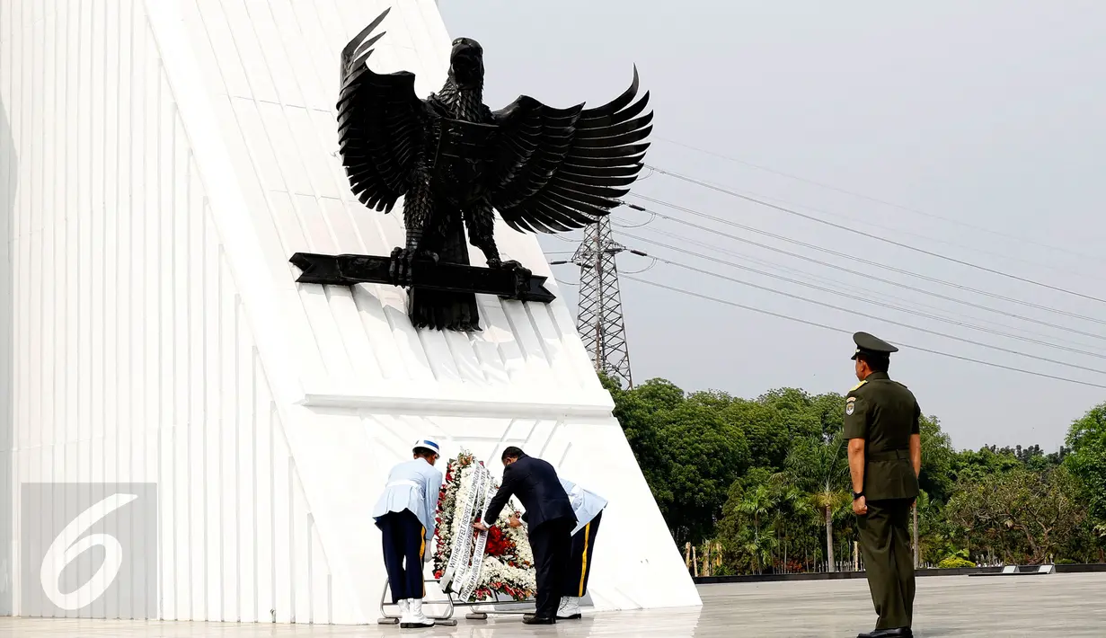 PM Timor Leste Rui Araujo meletakkan karangan bunga di depan Tugu Monumen TMP Kalibata, Jakarta, Rabu (26/8/2015). Ini merupakan kunjungan pertama Araoujo ke Indonesia sejak dilantik pada 16 Februari 2015 lalu. (Liputan6.com/Yoppy Renato)