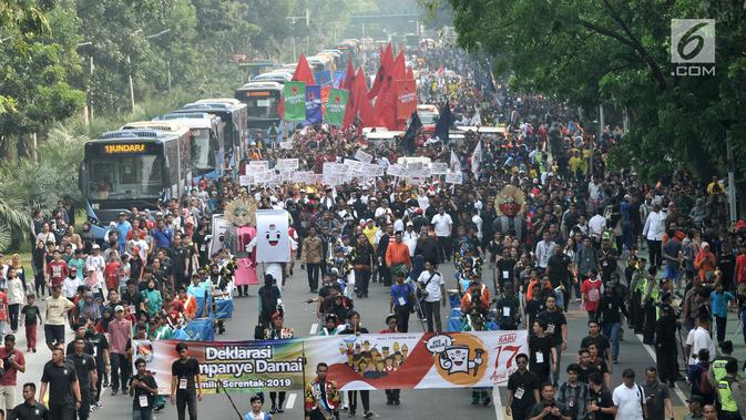 Suasana kemeriahan saat pawai Deklarasi Kampanye Damai di Monas, Minggu (23/9). Pawai dimulai dari Monas kemudian melintasi Jalan Medan Merdeka Barat dan kembali ke Monas. (Merdeka.com/Iqbal Nugroho)