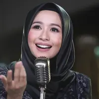 Tunangan yang hanya dihadiri dua keluarga besar orang dekat itu, menimbulkan banyak berita simpang siur. Bahkan, dikabarkan, ia mendapatkan mahar yang angkanya hingga Rp 21 miliar. (Bambang E. Ros/Bintang.com)