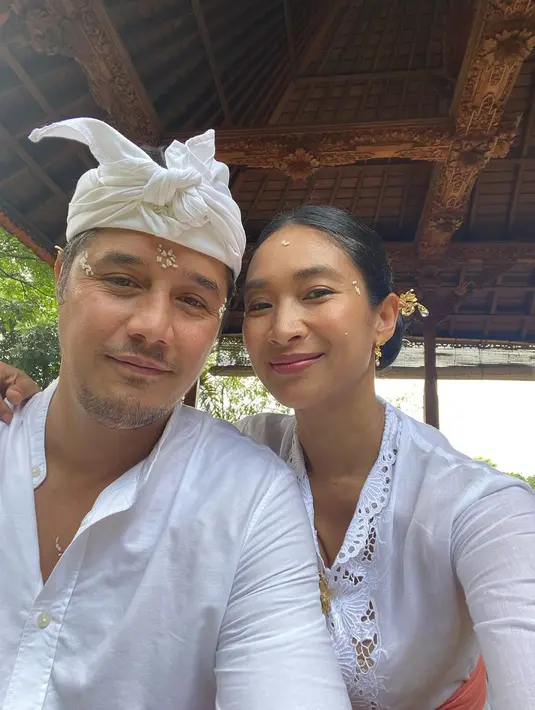 Sebelum menikah di bulan Oktober, keduanya menjalani prosesi adat. Tepatnya pada bulan September perempuan asal Sukabumi itu menjalani prosesi Sudhi Wadani. [Instagram/happysalma]