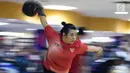 Atlet bowling Indonesia, Elsa Maris bersiap melempar bola saat tampil pada cabang tenpin bowling TPB 4 di Jaya Ancol Bowling Center, Jakarta, Selasa (9/10). Elsa Maris menyumbang medali emas keenam untuk Indonesia. (Bola.com/Vitalis Yogi Trisna)