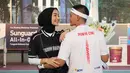 Kemesraan juga ditunjukkan Citra Kirana dan Rezky Aditya, setelah pertandingan tenis tunggal putra Turnamen Olahraga Selebriti Indonesia. Di belakang jersey milik Rezky Aditya tertulis "Punya Ciki"  yang mempunyai arti milik Citra Kirana. (Bola.com/Abdul Aziz)