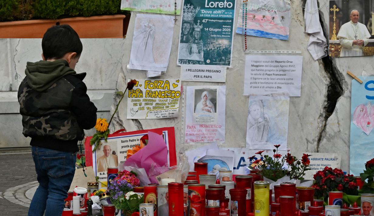 Pemimpin tertinggi Gereja Katolik, Paus Fransiskus masih berjuang melawan pneumonia. (ANDREAS SOLARO/AFP atau pemberi lisensi/AFP)