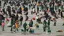 Orang-orang memancing melalui lubang-lubang di sungai yang membeku selama festival tahunan memancing di atas es, Hwacheon, Korea Selatan, pada Sabtu 10 Januari 2026. Ribuan orang memadati area Festival Tahunan Memancing di Atas Es Hwacheon tahun 2026. (Shin Yong-ju/AFP)