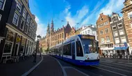 Angkutan publik perkotaan trem melintasi salah satu pusat kota di Amsterdam, Belanda, Jumat (24/5/2024). (merdeka.com/Arie Basuki)