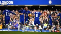 Pemain Chelsea Cesar Azpilicueta (kedua kiri) melakukan selebrasi usai mencetak gol ke gawang Plymouth Argyle pada putaran keempat Piala FA di Stadion Stamford Bridge, London, Inggris, 5 Februari 2022. Chelsea menang 2-1. (AP Photo/Matt Dunham)