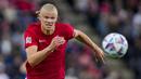 Aksi striker Norwegia, Erling Haaland saat menghadapi Slovenia dalam laga UEFA Nations League di Oslo, Norwegia (9/6/2022). Meski tak meraih juara pada Piala Dunia U-20 edisi 2019 di Polandia, namun torehan 9 golnya saat Norwegia menang 12-0 atas Honduras sungguh luar biasa. (AFP/NTB/Javad Parsa)