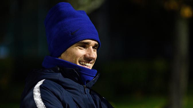 Striker timnas Prancis, Antoine Griezmann tersenyum saat menghadiri sesi latihan Clairefontaine-en-Yvelines (12/11). Prancis juga akan bertanding pada pertandingan persahabatan melawan timnas Uruguay. (AFP Photo/Franck Fife)