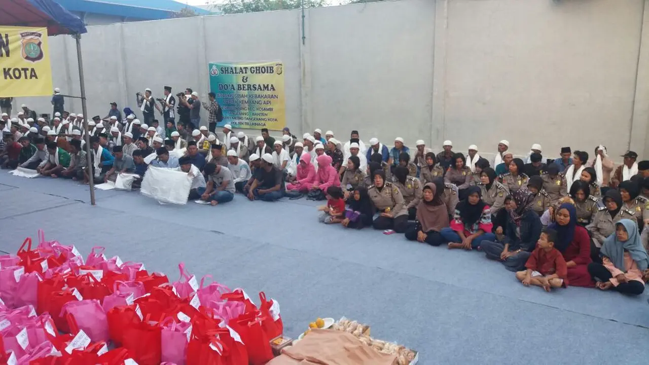 Warga dan polisi menggelar salat gaib di lokasi ledakan pabrik kembang api Kosambi Tangerang