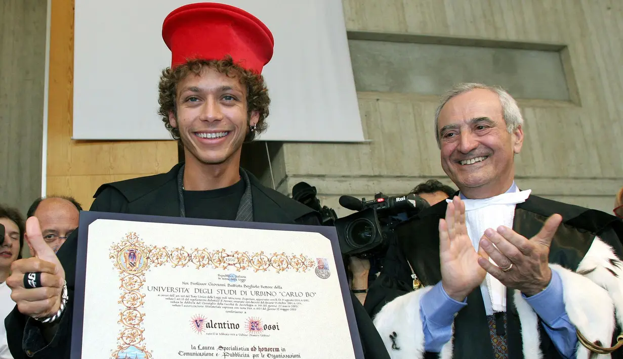 Valentino Rossi saat menerima gelar kehormatan dari Universitas Urbino, Italia. (31/5/2005). (AFP/Tiziana Fabi)