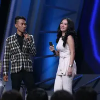 Juara 1 Stand Up Comedy Academy, Cemen, rupanya selama ini mengidolakan sosok pedangdut cantik Zaskia Gotik. Ketika malam final pada Jumat (13/11/2015) lalu pun ia kedatangan Zaskia Gotik di atas panggung. (Nurwahyunan/Bintang.com)