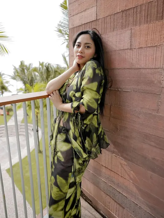 Rachel Vennya pamer body goals saat kenakan set beachwear dengan nuansa kuning hitam [@rachelvennya]