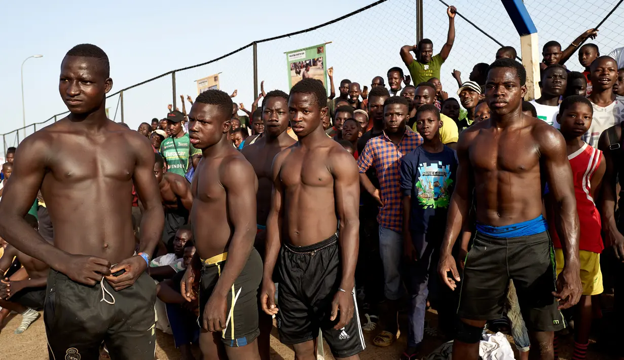 Para pegulat menunggu giliran bertanding dalam festival gulat tradisional di Bamako, Mali, 7 April 2019. (MICHELE CATTANI/AFP)
