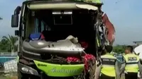 Bus pariwisata menabrak truk tronton dalam kecepatan tinggi di Tol Cipali.