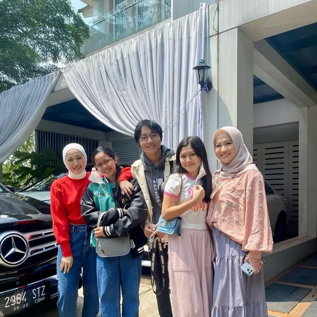 6 Potret Kedekatan Okie Agustina dan Adelia Pasha, Kompak Bak Sahabat Lama