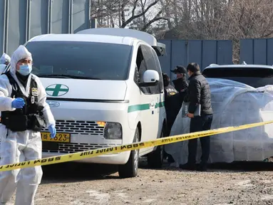 Polisi menyelidiki mobil tempat jenazah aktor Korea Selatan Lee Sun Kyun ditemukan meninggal di sebuah taman di pusat Kota Seoul, Korea Selatan, Rabu (27/12/2023). Kantor berita Yonhap melaporkan aktor Korea Selatan Lee Sun Kyun, yang terkenal karena perannya dalam film pemenang Oscar "Parasite", ditemukan meninggal pada 27 Desember 2023 karena diduga bunuh diri. (Yonhap/AFP)