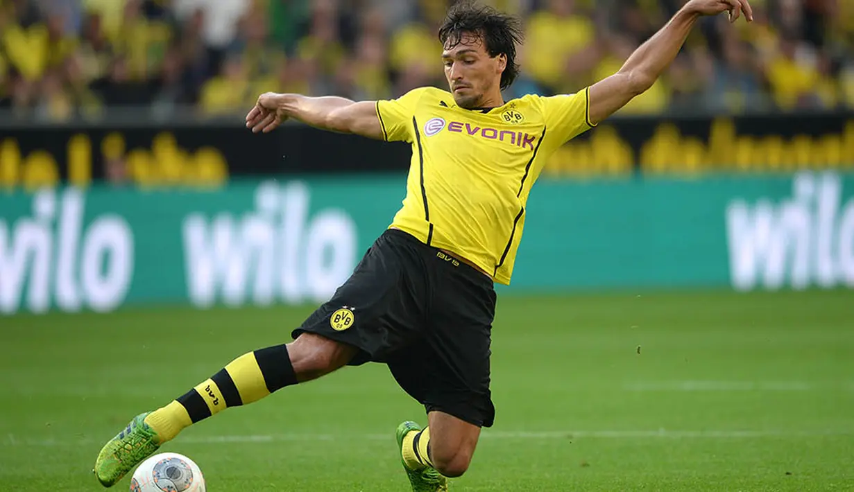 2. Mats Hummels - Palang pintu Dortmund yang tergantikan. Klopp tentu sangat tertarik mendatangkan bek berkebangsaan Jerman itu untuk memperbaiki rapuhnya lini belakang Liverpool. (AFP/Patrik Stollarz)