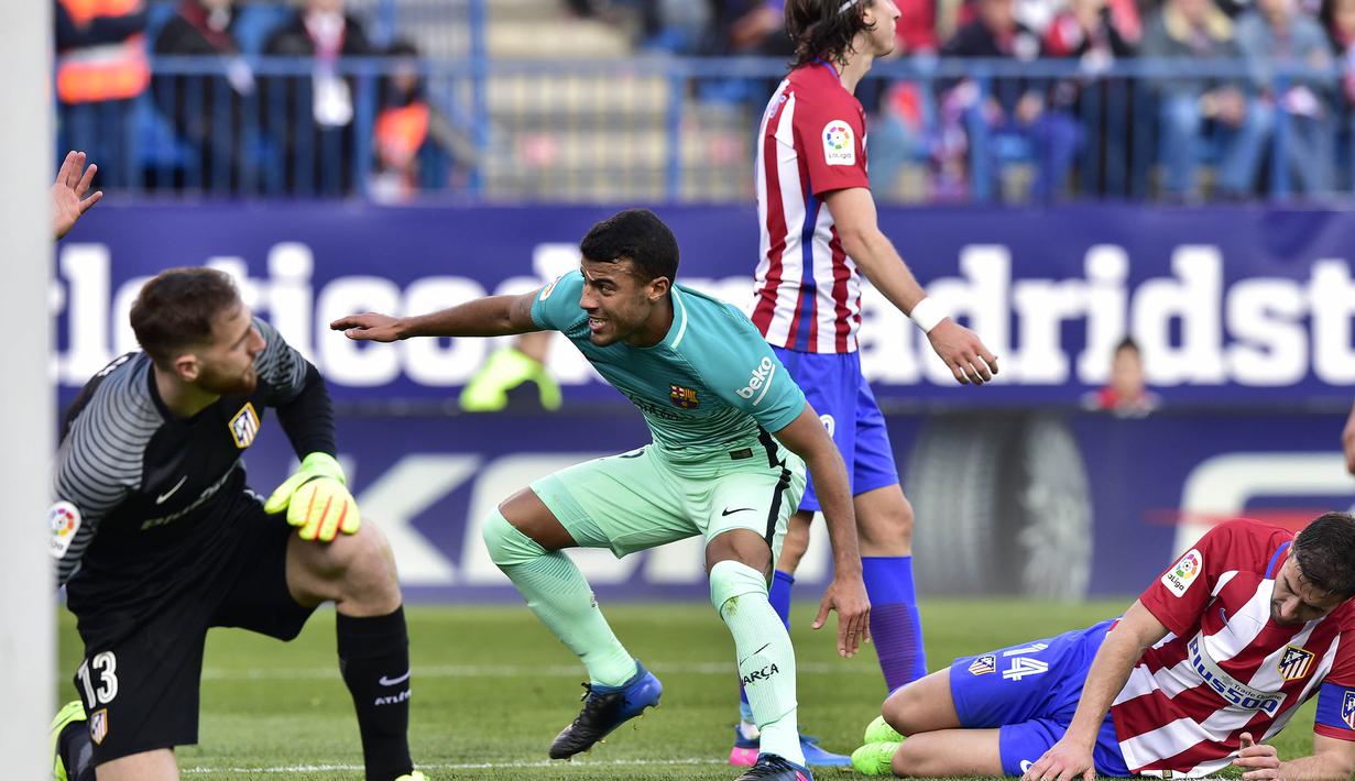 Gelandang Barcelona, Rafinha, merayakan gol yang dicetaknya ke gawang Atletico Madrid. Dua gol kemenangan Barcelona dicetak oleh Rafinha '64 dan juga Lionel Messi '86. (AFP/Gerard Julien)