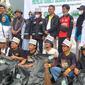Kemunitas peduli sampah Gerut Zero Waste (GZW) Garut, Jawa Barat, memulai kampanye Gerakan Pungut Sampah (GPS) di kalangan masyarakat umum secara luas. (Liputan6.com/Jayadi Supriadin)