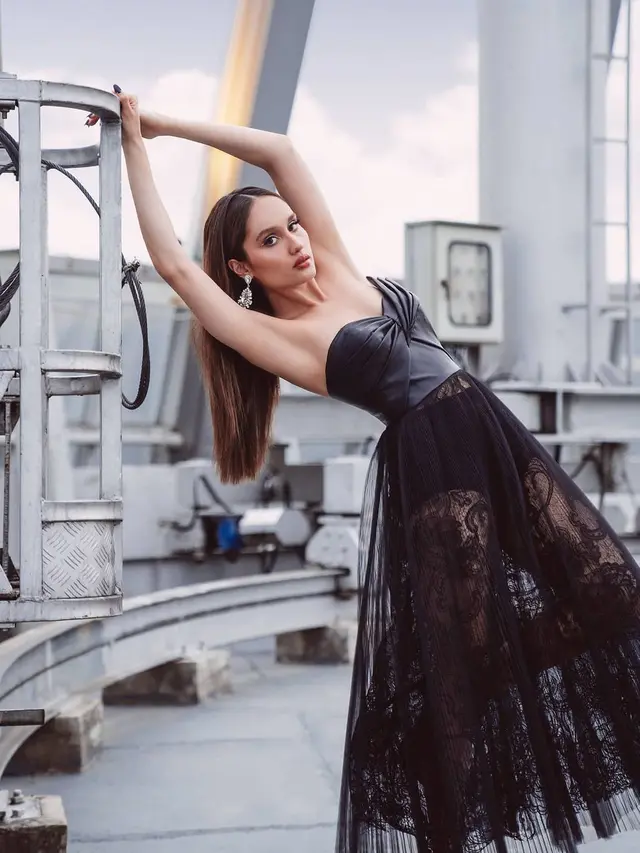 6 Pesona Cinta Laura dalam Pemotretan Bertema Black Swan, Memukau