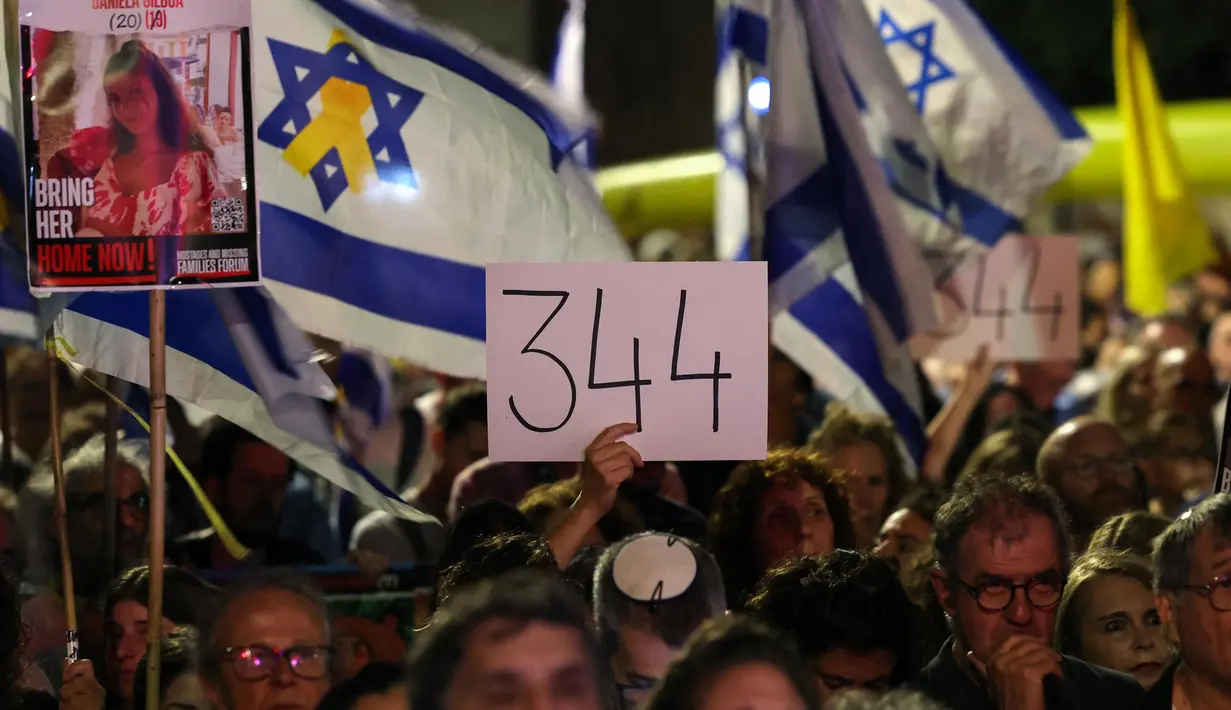 Warga Israel memblokir jalan-jalan di Tel Aviv dan berdemonstrasi di luar kantor Netanyahu di Yerusalem Barat. (Ahmad GHARABLI/AFP)