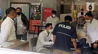 Michael Yukinobu Defretes atau Nobu saat melakukan rapid test di Ditreskrimsus Polda Metro Jaya, Jakarta, Senin (4/1/2021). Nobu menjalani pemeriksaan sebagai tersangka dalam kasus video syur bersama Gisella Anastasia atau Gisel. (Liputan6.com/Herman Zakharia)