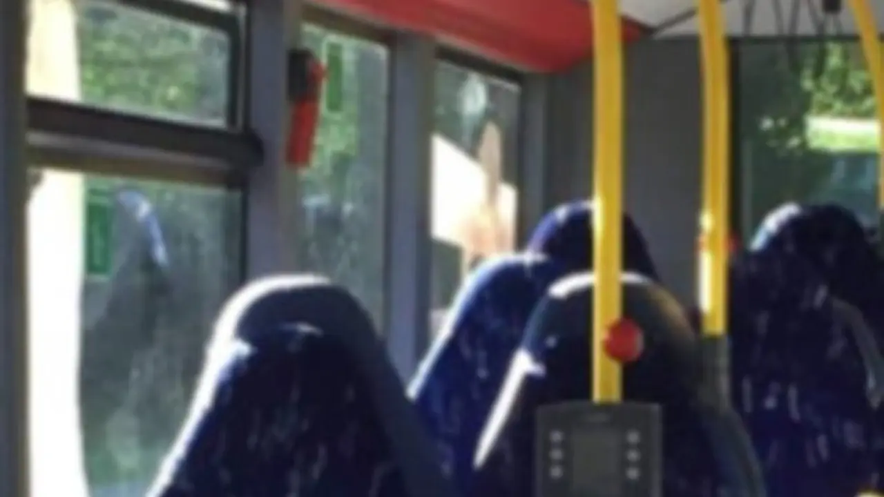 Deretan bangku bus yang dikira wanita muslim mengenakan burka. (Facebook Sindre Beyer)