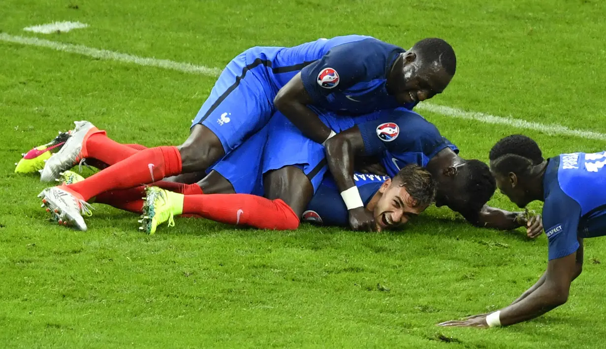 Ekspresi striker Prancis, Antoine Griezmann, setelah mencetak gol ke gawang Islandia pada laga perempat final Piala Eropa 2016 di Stade de France, Paris, Senin (4/7/2016) dini hari WIB. (AFP/Miguel Medina)