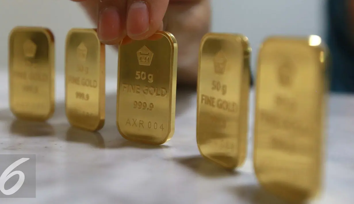 Harga emas PT Aneka Tambang Tbk (Antam) turun Rp 2.000 menjadi Rp 593 ribu per gram pada perdagangan hari ini, Jakarta, Selasa (15/11). Di awal pekan harga emas Antam ada di angka Rp 595 ribu per gram. (Liputan6.com/Angga Yuniar)