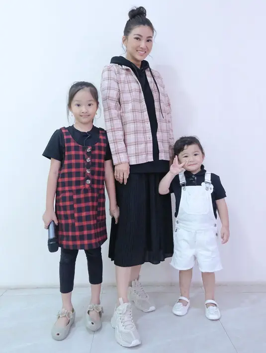Gaya messy bun hair yang digunakan oleh Sarwendah inii juga terlihat begitu cocok. Ditambah dengan penampilannya yang kasual, Sarwendah justru terlihat bak kakak bagi Thalia dan Thania. (Liputan6.com/IG/@sarwendah29)