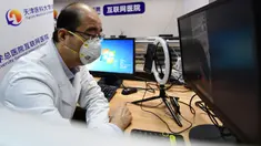 Petugas medis Rumah Sakit Umum Universitas Kedokteran Tianjin melakukan pemeriksaan daring via ponsel di Tianjin, 3 Maret 2020. RS itu meluncurkan pemeriksaan dan pemberian resep secara daring serta pengiriman obat untuk membantu mencegah kemungkinan infeksi silang virus corona. (Xinhua/Li Ran)