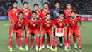 <p>Para pemain starting XI Timnas Indonesia U-22 berfoto sebelum dimulainya laga final cabor sepak bola SEA Games 2023 menghadapi Thailand di National Olympic Stadium, Phnom Penh, Kamboja, Selasa (16/5/2023). (Bola.com/Abdul Aziz)</p>