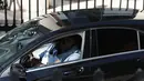 Bintang Real Madrid, Cristiano Ronaldo, menaiki mobil saat mengindari media usai mengikuti sidang di Pozuelo de Alarcon, Madrid, Senin (31/7/2017). Pesepak bola asal Portugal itu dituduh melakukan pengelapan pajak. (AFP/Oscar Del Pozo)
