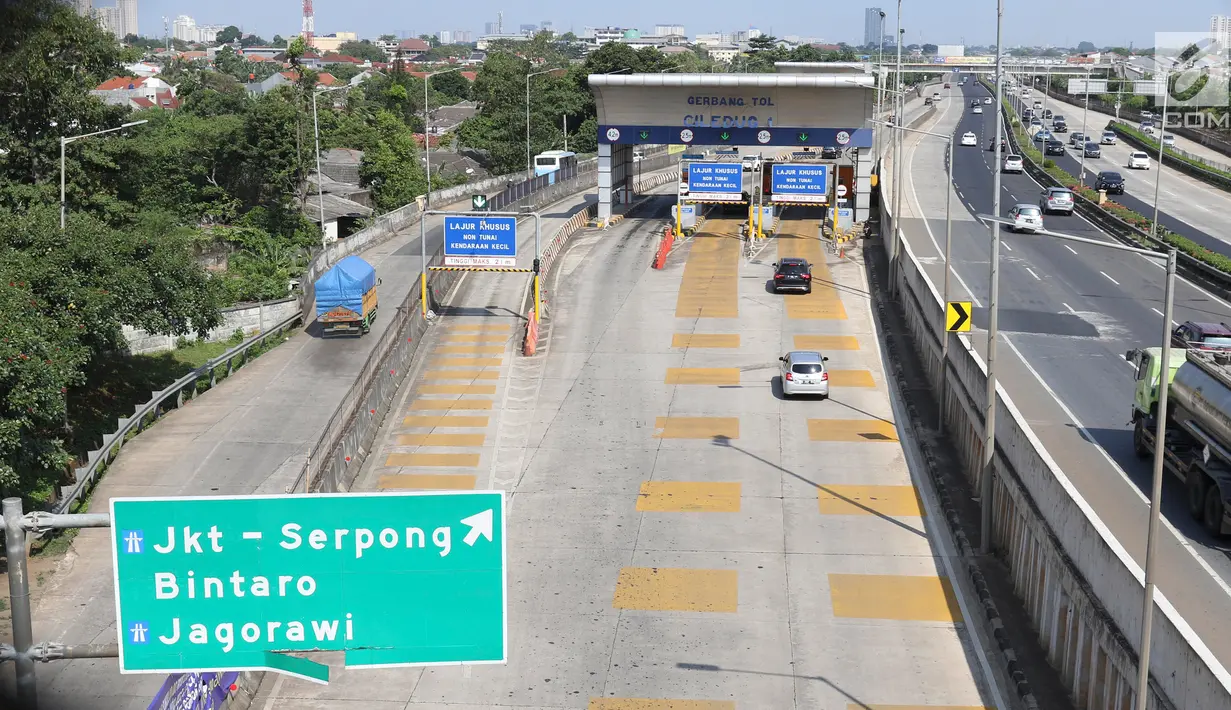 Antrean kendaraan di Gerbang Tol Ciledug I, Jakarta, Senin (18/6). Tarif Tol JORR yang baru untuk golongan IV dan V akan dikenai tarif Rp 30.000 dari sebelumnya Rp 19.000 dan Rp 23.000. (Liputan6.com/Angga Yuniar)