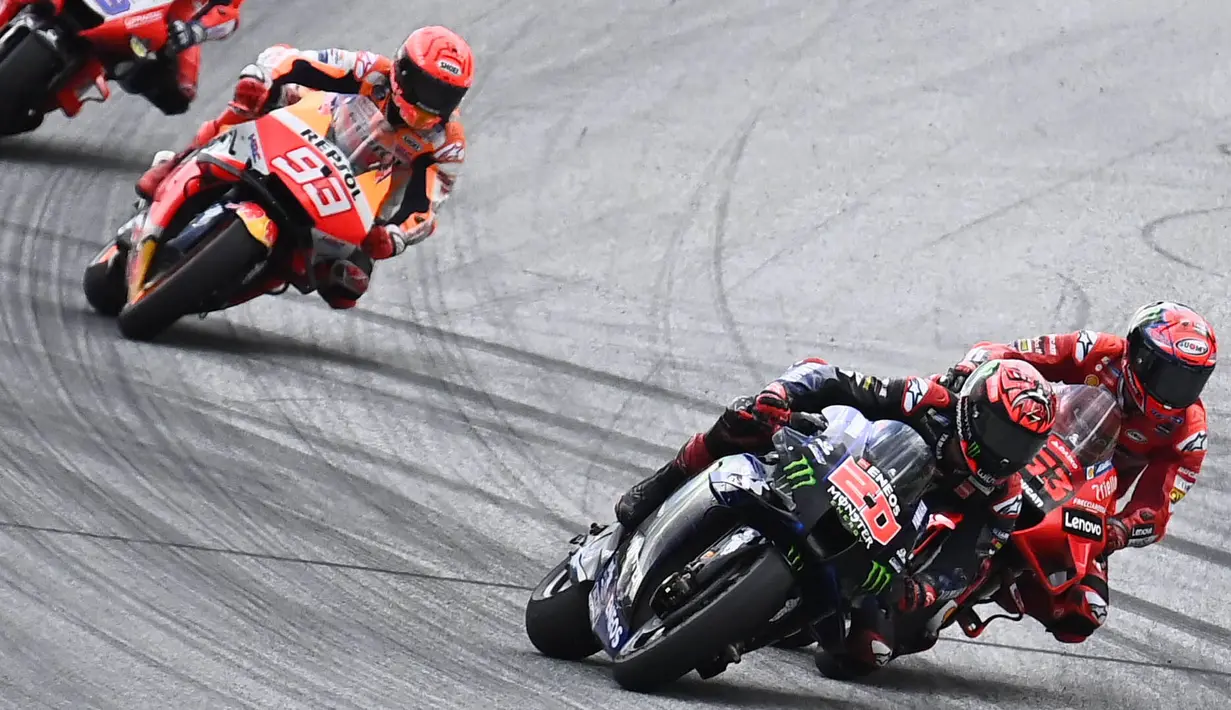 Persaingan berlangsung menegangkan di lap 9. Quartaro mencoba memanfaatkan tikungan 1 untuk menyalip Bagnaia. Akan tetapi upaya tersebut gagal dilakukan karena Bagnaia mempersempit ruang. (Foto: AFP/Joe Klamar)
