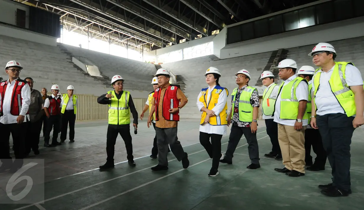 Wakil Presiden, Jusuf Kalla (rompi merah) usai meninjau proyek renovasi Istora Senayan di kawasa Stadion Gelora Bung Karno, Jakarta, Minggu (26/3). Peninjauan ini terkait persiapan pelaksanaan Asian Games 2018. (Liputan6.com/Helmi Fithriansyah)