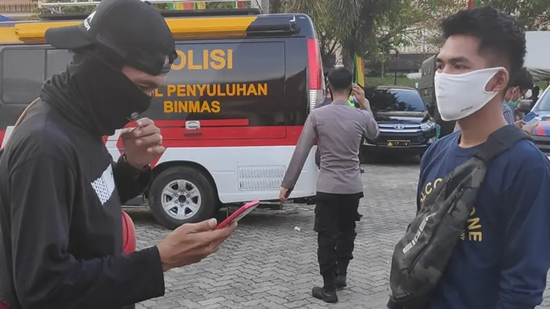 Beberapa warga Pekanbaru memakai masker kain karena tidak bisa meninggalkan pekerjaan di tengah pandemi virus corona.