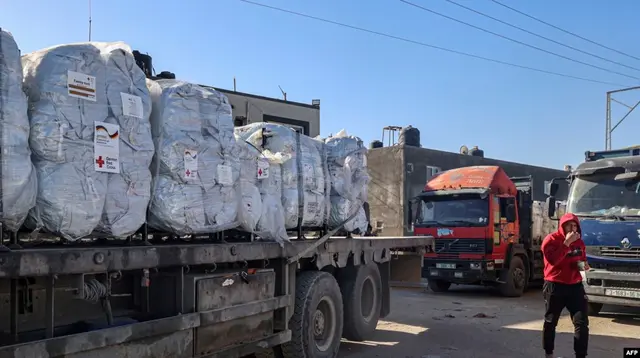 Bantuan kemanusiaan dari Palang Merah Jerman yang masuk ke Gaza dengan truk melalui perbatasan Kerem Shalom (Karm Abu Salem) di bagian selatan wilayah Palestina pada 17 Februari 2024. (AFP)