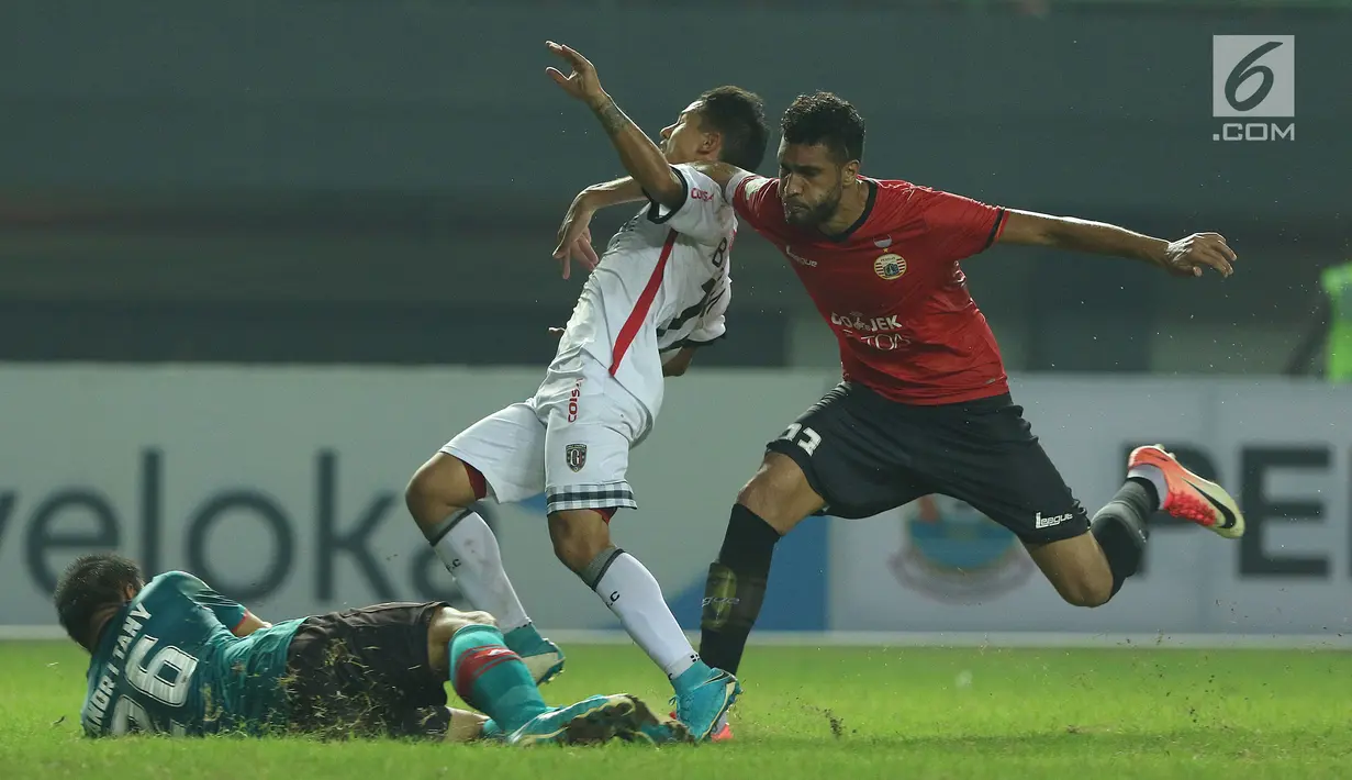Bek Persija, Willian C Pachecho (kanan) menahan pergerakan pemain Bali United, Irfan Bachdim pada laga lanjutan Liga 1 Indonesia di Stadion Patriot Candrabhaga, Minggu (21/5). Laga kedua tim berakhir imbang 0-0. (Liputan6.com/Helmi Fithriansyah)
