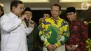 Ketua Umum Partai Gerindra, Prabowo Subianto (kiri) bersama Ketua MPR RI, Bambang Soesatyo serta pimpinan MPR RI memberi keterangan usai melakukan pertemuan di Jakarta, Jumat (11/10/2019). Pertemuan membahas dinamika perpolitikan di tanah air. (Liputan6.com/Helmi Fithriansyah)