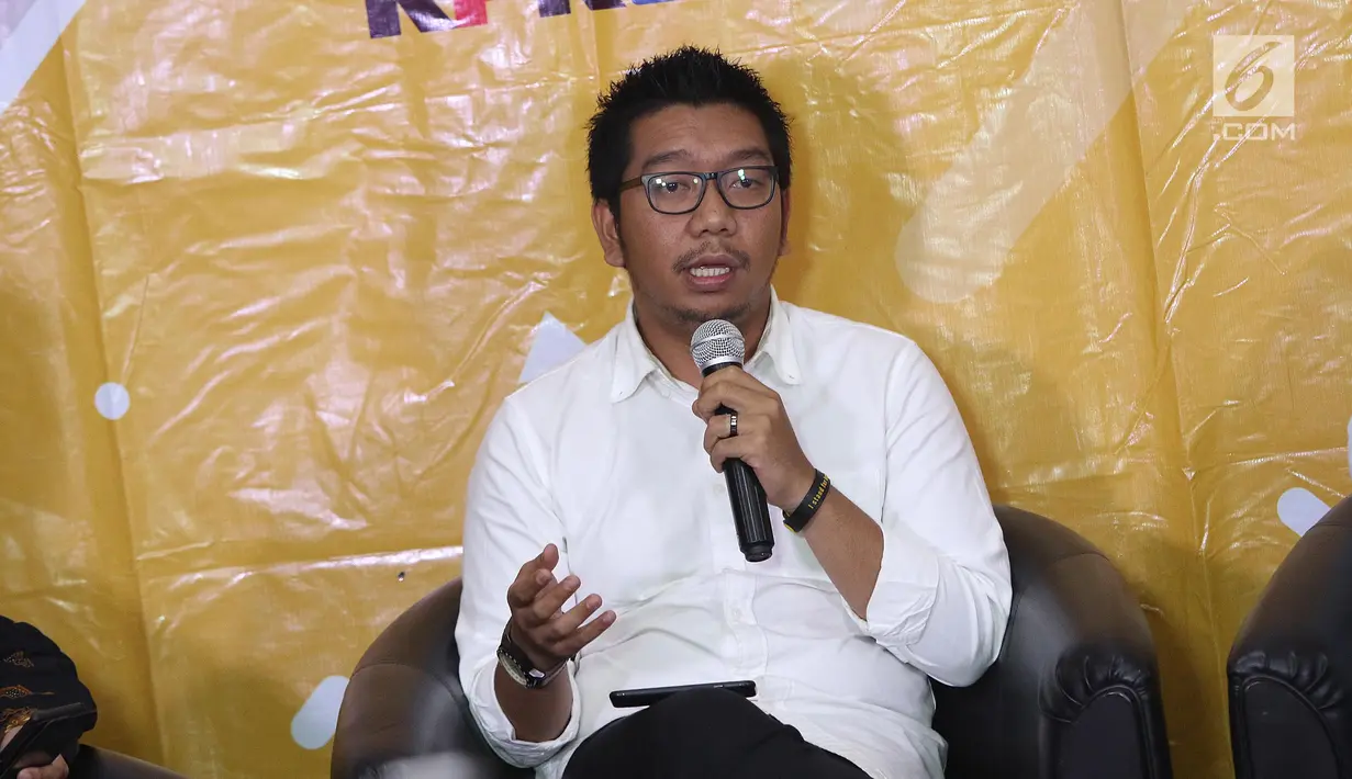Peneliti Indonesia Corruption Watch (ICW) Kurnia Ramadhana menjadi pembicara dalam diskusi publik di Gedung KPK, Jakarta, Jumat (2/8/2019). Diskusi mengangkat tema "Pantang Absen LHKPN" terkait seleksi Calon Pimpinan KPK yang tengah berlangsung. (Liputan6.com/Herman Zakharia)