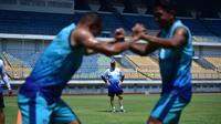 Pelatih Persib Bandung, Robert Alberts, mengamati latihan yang dilakukan para pemainnya. (Bola.com/Muhammad Faqih)