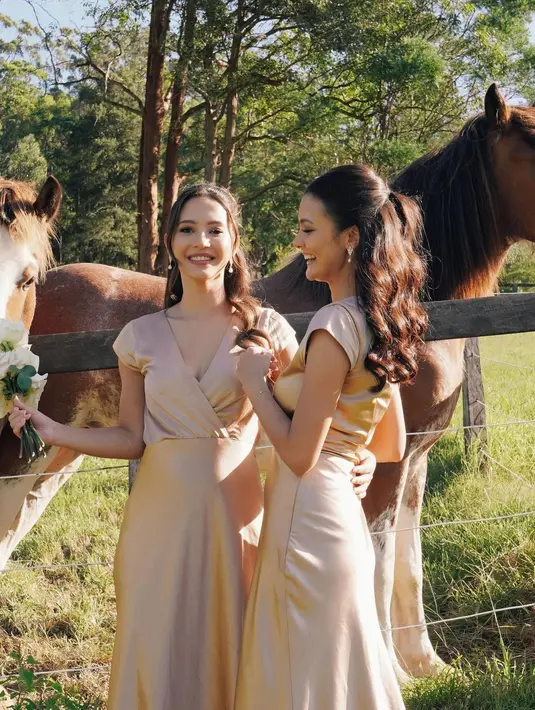 Cantiknya penampilan Amanda Rawles mendampingi sang kakak dalam balutan gaun bernuansa keemasan. [Foto: Document/amandarawles]